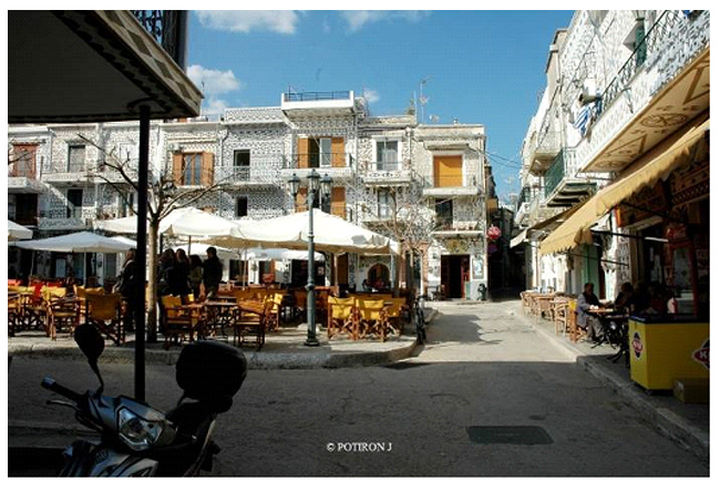 Place centrale de Pirgi avec les façades décorées de faïences Orchidées de Grèce - île de Chios 